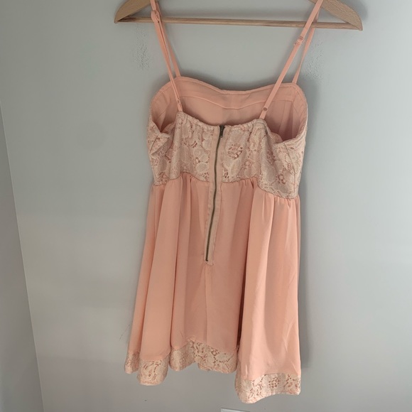 Pink lace dress with buttons - Picture 2 of 4